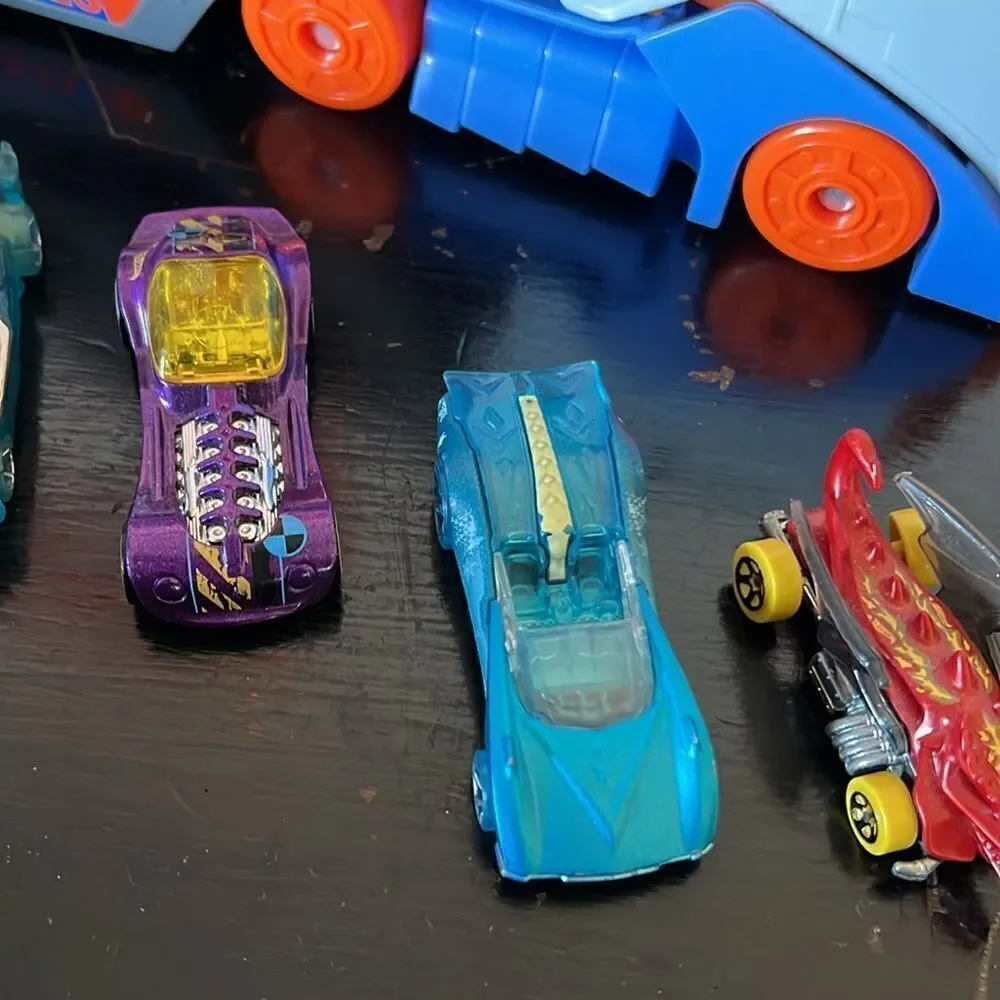 Mattel Hot Wheels Stunt & Go Track Set + 9 Hot Wheels Cars